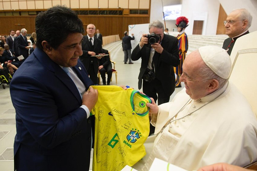 Papa Francisco e Ednaldo Rodrigues, presidente da CBF