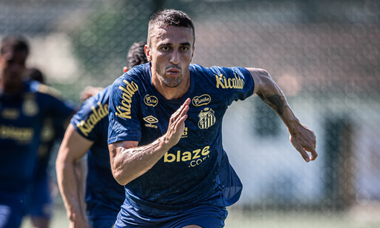 João Schmidt, volante do Santos