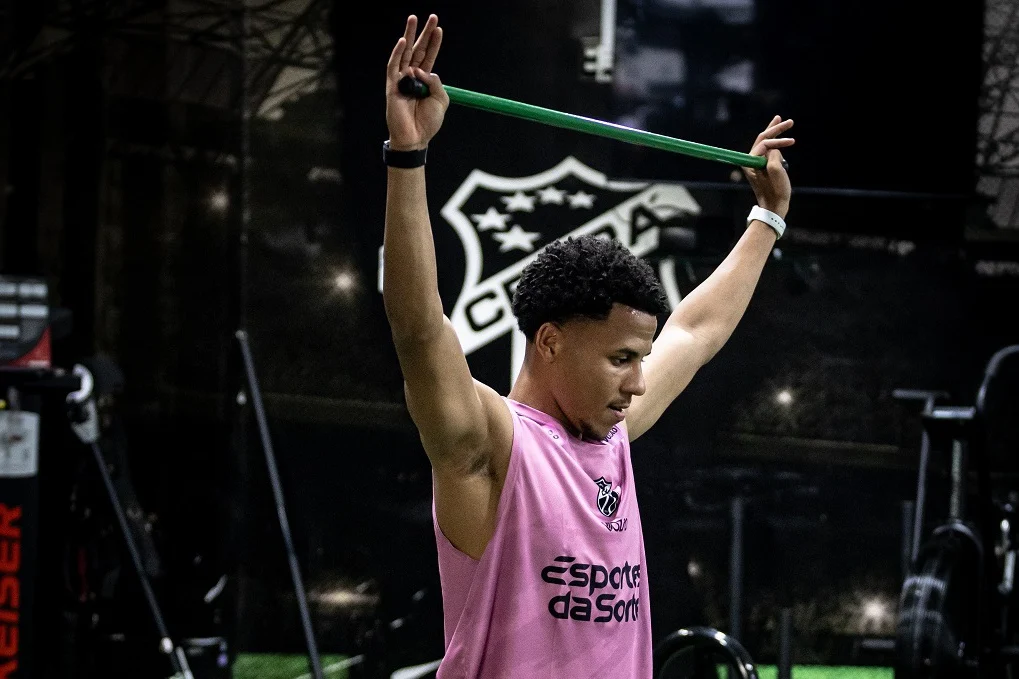 Lucas Lima, volante do Ceará em treino