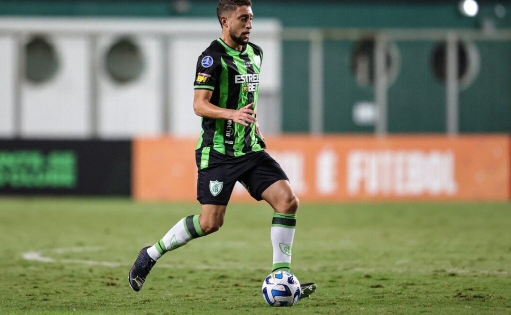 Ceará acerta com Júlio César