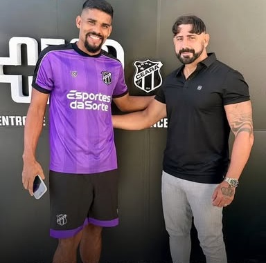 Ronald Carvalho, novo zagueiro do Ceará, e seu empresário.