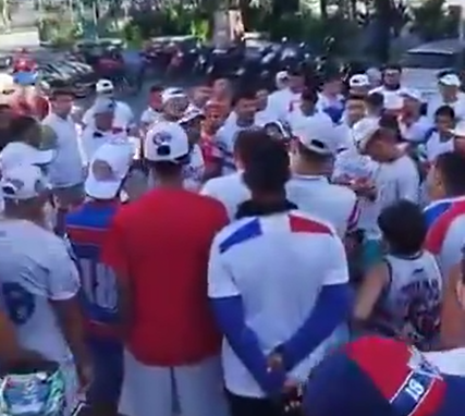 Torcedores do Fortaleza fazem protesto na entrada do Pici. Crédito: Reprodução