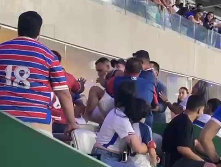 Moisés discute com torcedores do Fortaleza após eliminação na Copa do Brasil