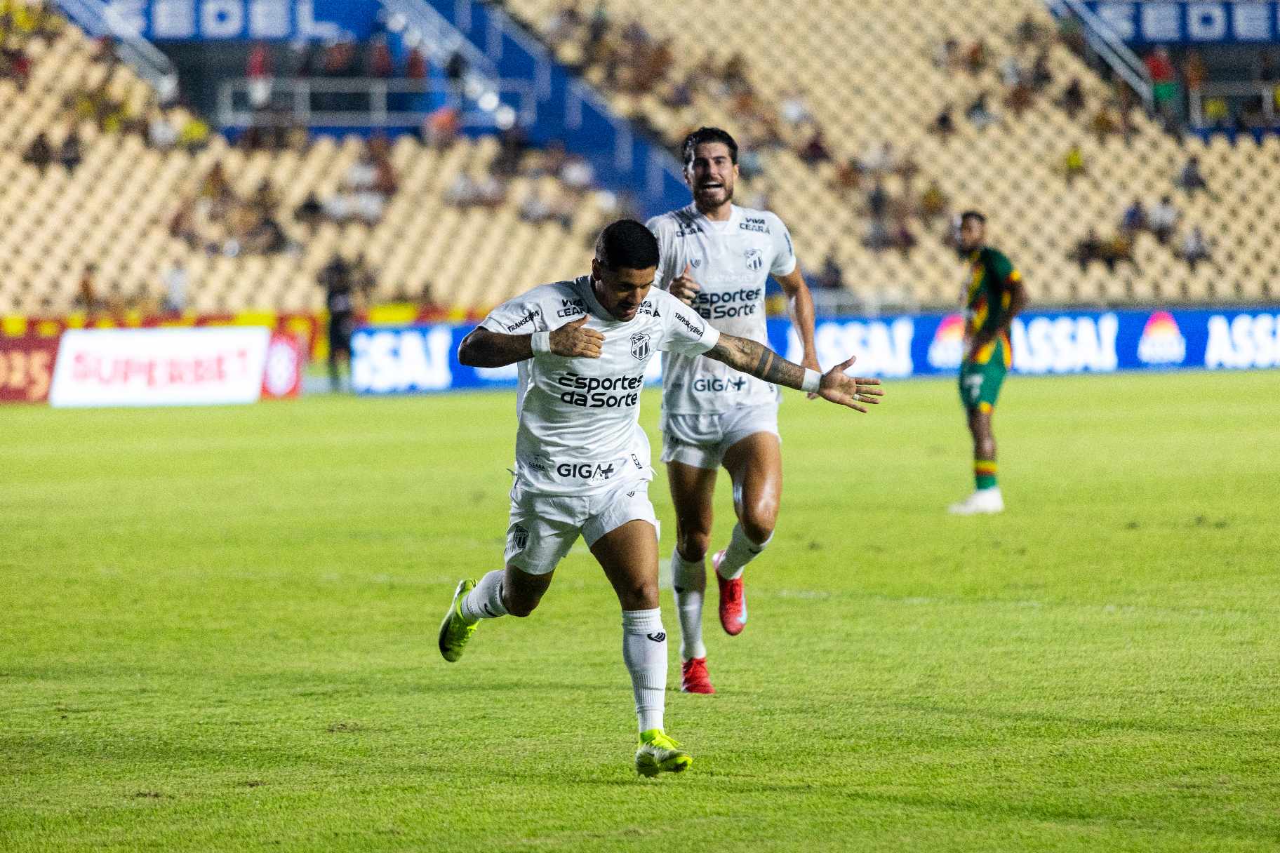 Ceará vence Sampaio Corrêa de virada e avança na Copa do Nordeste