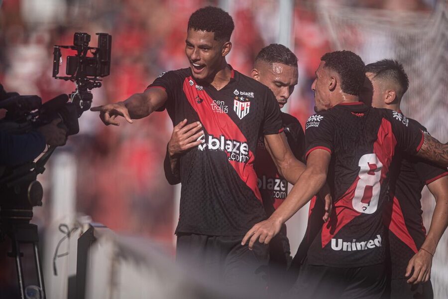 Fortaleza pode faturar quantia milionária em negociação entre Botafogo e Atlético GO; Detalhes
