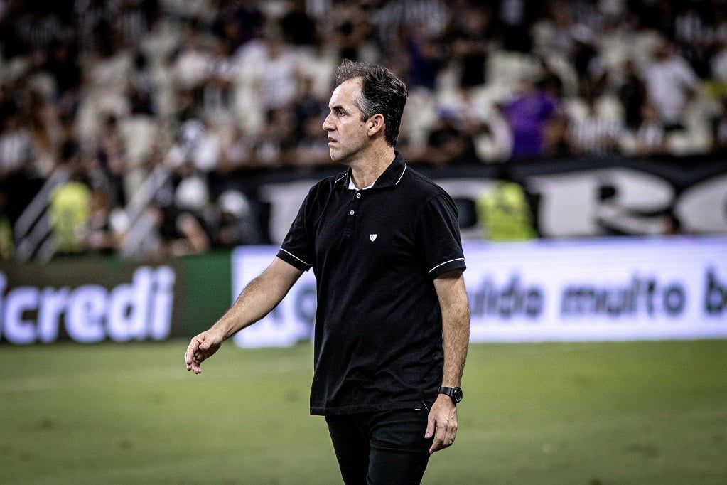 Léo Condé faz planos para recuperação de atletas e melhorias durante nova pausa: “A gente vai aproveitar”