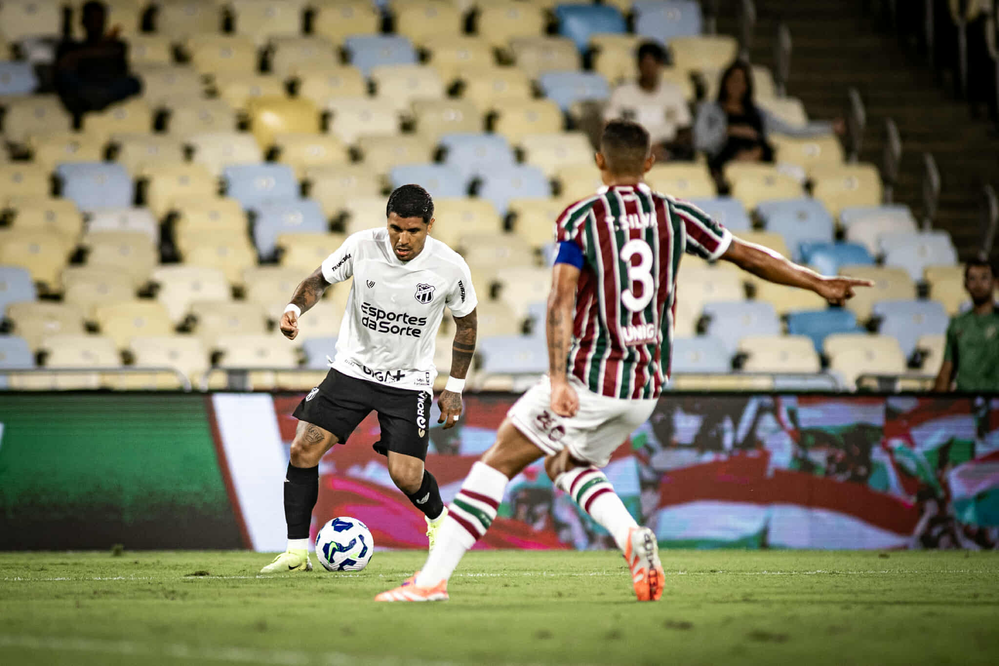 Ceará perde para o Fluminense em jogo de arbitragem polêmica